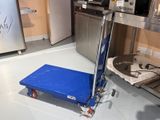 un chariot bleu posé par terre dans une cuisine