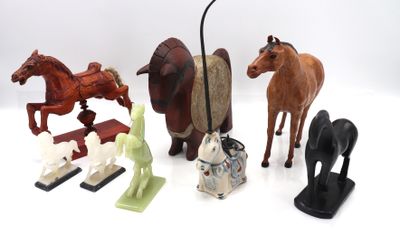 Lot de 8 chevaux de matières différentes : - 1 Carroussel en…