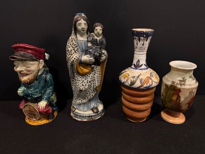 quatre vases placés les uns à côté des autres
