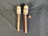 Voici deux maillets en bois posés sur un tissu noir.