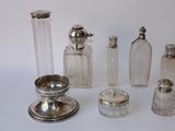 de nombreux objets en argent et en verre posés sur une surface blanche
