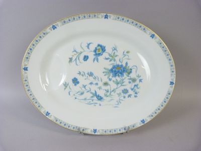 une assiette bleue et blanche ornée de fleurs bleues