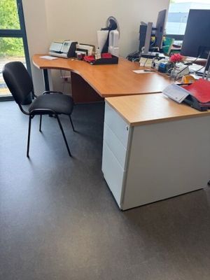 un bureau avec une chaise et un ordinateur dessus