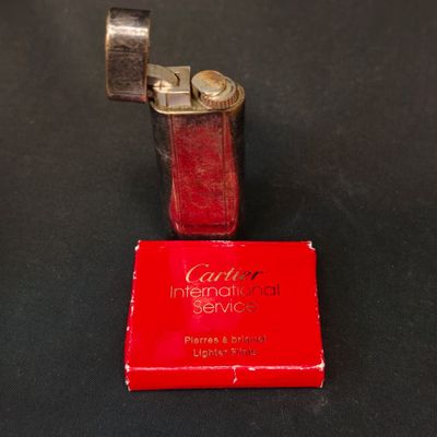 un briquet posé sur une boîte rouge