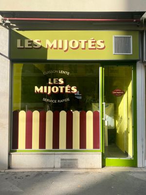une devanture de magasin avec une enseigne indiquant « Les Miottes »