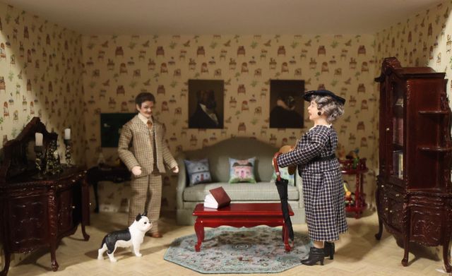Diorama. Composition miniature, dans une vitrine en bois, vitre e...