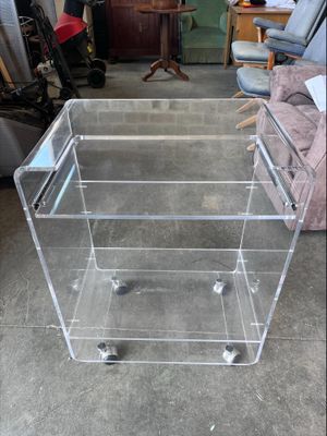 une photo d'une table en plexiglas transparent équipée de roulettes