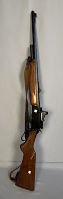 un fusil posé sur une table