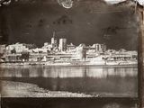 photo d'une photo en noir et blanc représentant une ville au bord de l'eau