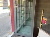 une vitrine en verre dans un coin d'un magasin