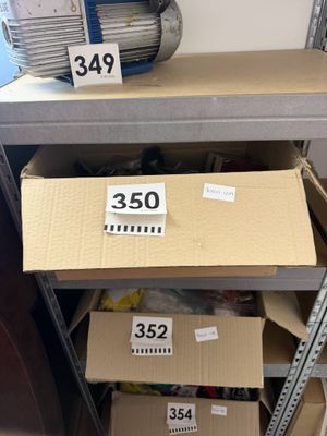 de nombreuses boîtes portant des numéros, posées sur une étagère