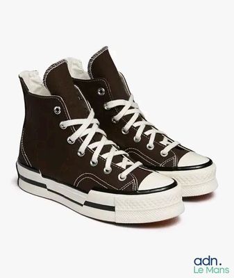 baskets Converse montantes marron avec des lacets blancs, sur fond blanc