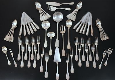 un grand nombre de cuillères et de fourchettes en argent disposées en cercle