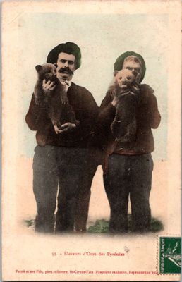 une vieille photo montrant deux hommes tenant un chien dans leurs mains