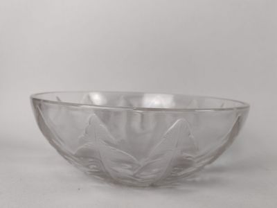 un bol en verre posé sur une table