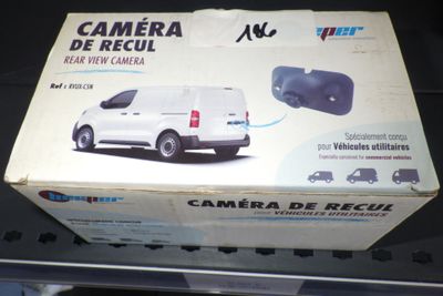 une boîte sur laquelle figure l'image d'une camionnette blanche