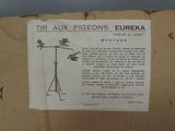 a sign on the side of a cardboard box that says tir aux pigeons eurekaka