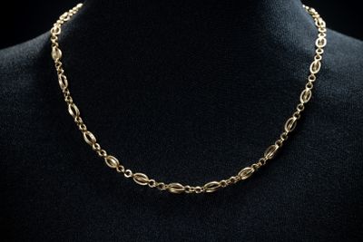 un collier à chaîne en or sur un mannequin mannequin mannequin mannequin mannequin mannequin mannequin mannequin mannequin mannequin