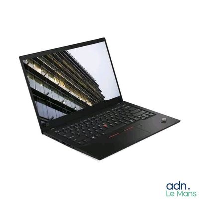 Le Lenovo ThinkPad X1 est un ordinateur portable doté d'un grand écran et d'un clavier fin.