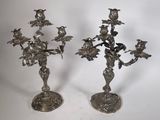 paire de chandeliers anciens en métal argenté, ornés d'oiseaux et de fleurs
