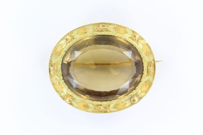 une photo d'une bague en or jaune sertie d'une pierre fumée facettée