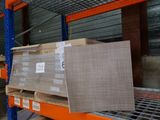 une grande pile de cartons posée sur une étagère dans un entrepôt