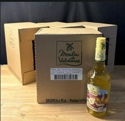 une bouteille d'huile d'olive à côté d'une boîte d'olives