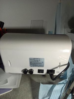 un distributeur de papier toilette blanc posé sur un plan de travail