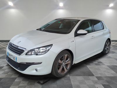 la voiture blanche est garée sur un sol en damier dans le garage