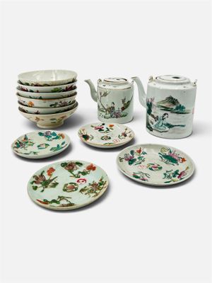 plusieurs assiettes et tasses et une théière sur la table
