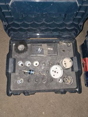 une trousse à outils posée sur le sol