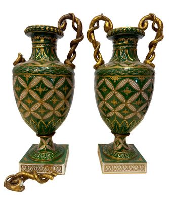 deux vases verts, chacun muni d'une anse