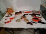 une table sur laquelle sont posés de nombreux trains miniatures