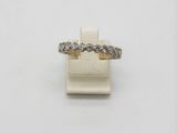 une bague en or blanc avec des diamants sur fond blanc