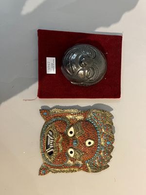 deux objets posés sur une table