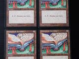 quatre cartes représentant un livre ouvert posé sur une table