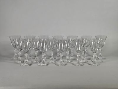 six verres à vin sont alignés sur une table