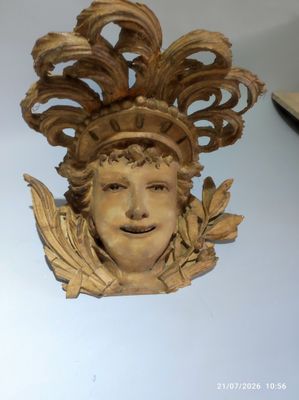 une sculpture en bois représentant une femme coiffée d'une couronne