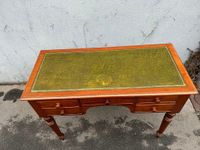 Bureau en noyer ouvrant par 5 tiroirs, pieds balustres, dess… (photo 3)