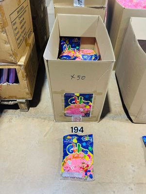 de nombreuses boîtes de jouets posées par terre dans un magasin