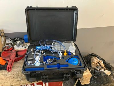 une boîte à outils qui contient tout un tas d'outils