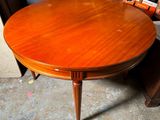 une table ronde avec un plateau en bois, posée à même le sol