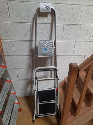 une échelle située à côté d'un escalier