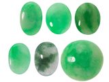 un ensemble de pierres de jade vert sur fond blanc
