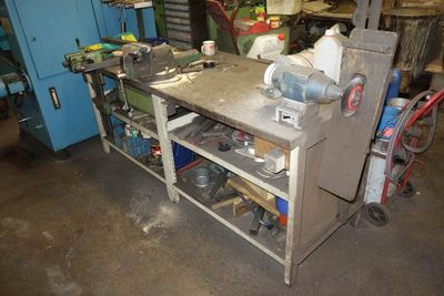 une image d'un établi avec des outils dessus
