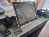 un ordinateur portable posé sur un bureau, avec une calculatrice à côté