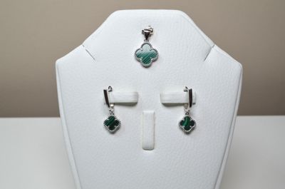 Un ensemble de bijoux en argent assortis comprenant : un pen…