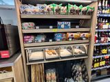 de nombreux rayons de produits alimentaires et de boissons dans le magasin