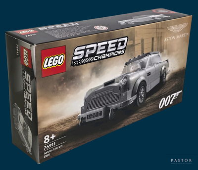 une boîte de voitures de course Lego sur fond bleu
