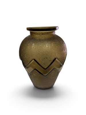 un vase en or orné d'un motif en zigzag